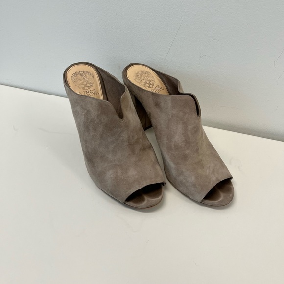 Vince Camuto Suede Heel, size 9.5 - Picture 2 of 7